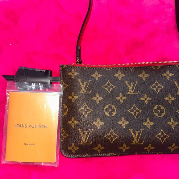 AUTHENTIC LOUIS VUITTON wrist bag/ wristlet. New - Picture 5 of 7